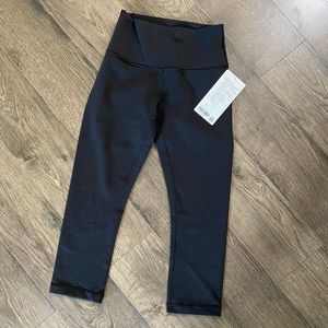 Wunder Under Crop High Rise - Size 6 in Black